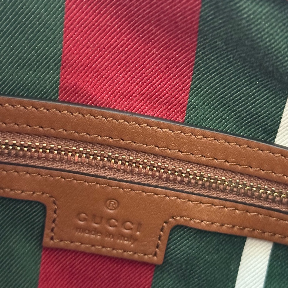 Gucci Emblem medium shoulder bag - Picture 6 of 7